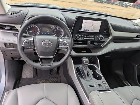 Used 2023 Toyota Highlander XLE image 17