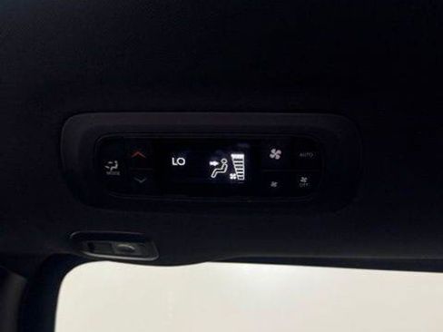Certified 2024 Chrysler Pacifica Premium FWD image 27