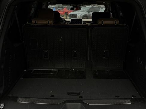 Used 2023 Chevrolet Suburban Premier image 28