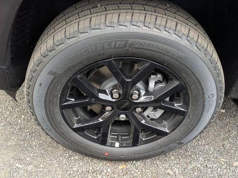 New 2025 Jeep Grand Cherokee Altitude image 9