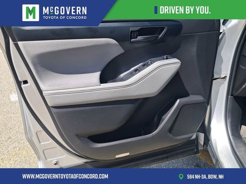 Used 2022 Toyota Highlander LE AWD/4WD image 13
