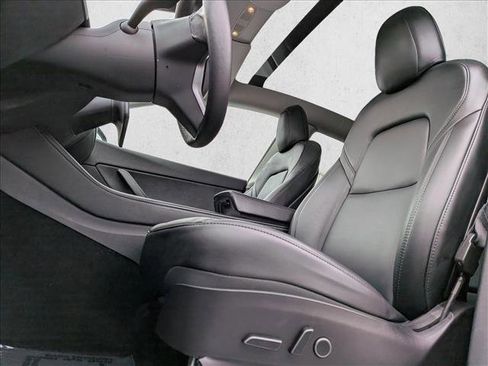 Used 2022 Tesla Model Y Long Range image 13