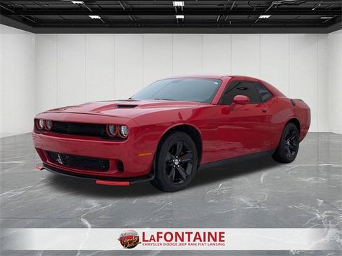 Used 2015 Dodge Challenger SXT image 1