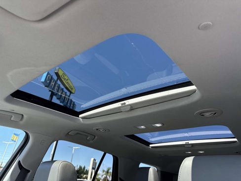 Used 2020 Chevrolet Traverse Premier image 17