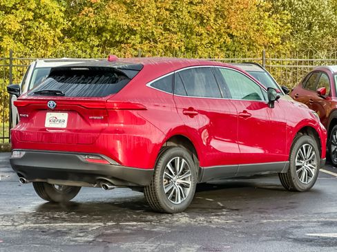 Used 2022 Toyota Venza LE image 3