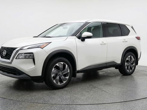 Used 2025 Nissan Rogue SV image 3