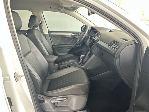 Certified 2022 Volkswagen Tiguan SE image 32