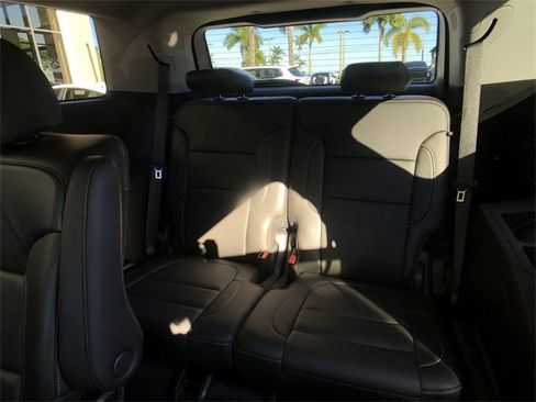 Used 2021 GMC Acadia SLT image 31