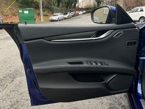 Used 2018 Maserati Ghibli GranSport image 11