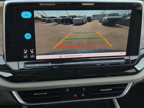 Used 2025 Volkswagen Atlas SE FWD image 16