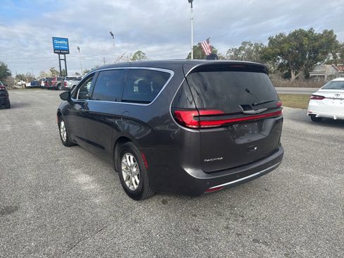 Used 2023 Chrysler Pacifica Touring-L image 5
