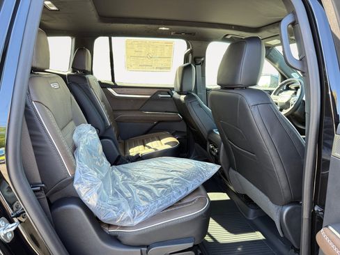 New 2026 GMC Acadia Denali Ultimate w/ LPO, Floor Liner Package AWD/4WD image 18