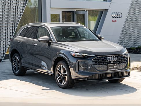Certified 2025 Audi Q5 Premium w/ Convenience Package AWD/4WD image 2