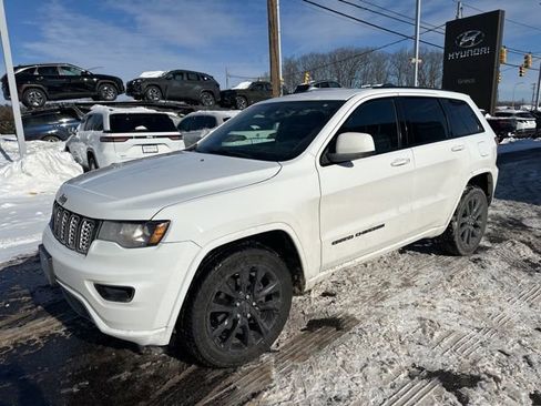 Used 2017 Jeep Grand Cherokee Altitude image 3