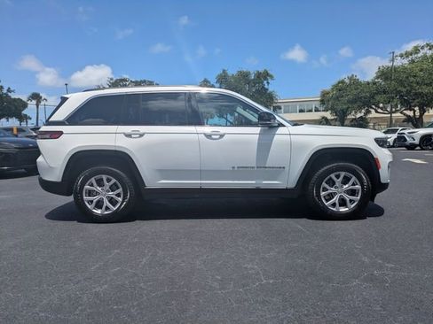 Used 2022 Jeep Grand Cherokee Limited w/ Trailer Tow Prep Group (B) AWD/4WD image 3