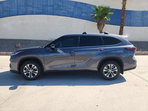 Used 2025 Toyota Highlander XLE image 8