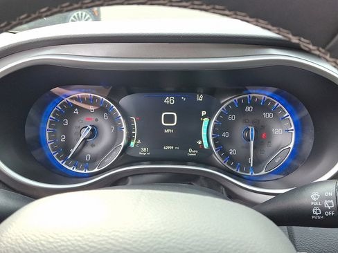 Used 2024 Chrysler Pacifica Touring-L image 25