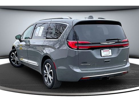 Used 2022 Chrysler Pacifica Pinnacle image 2