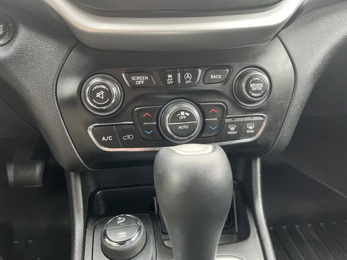 Used 2017 Jeep Cherokee Overland w/ Technology Group image 18