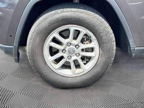 Used 2018 Jeep Grand Cherokee Laredo AWD/4WD image 31
