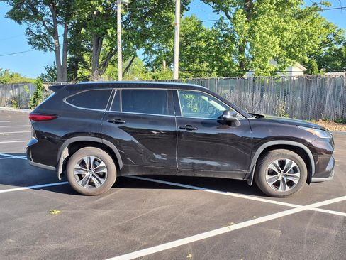 Used 2021 Toyota Highlander XLE AWD/4WD image 2