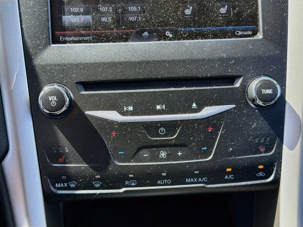 Used 2015 Ford Fusion SE w/ Equipment Group 202A FWD image 17