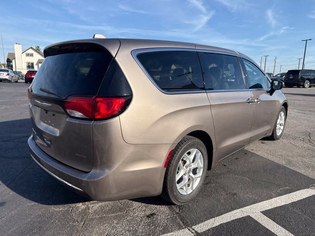 Used 2017 Chrysler Pacifica Touring Plus w/ Tire & Wheel Group FWD image 16