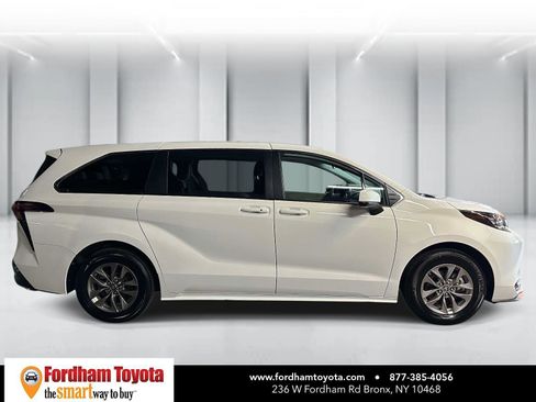Used 2024 Toyota Sienna LE FWD image 2