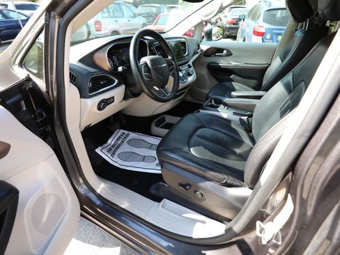 Used 2018 Chrysler Pacifica Touring-L Plus w/ Tire & Wheel Group FWD image 19