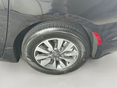 Used 2023 Chrysler Pacifica Touring-L FWD image 11