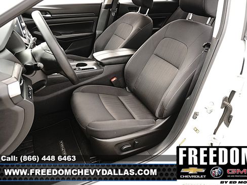 Used 2025 Nissan Altima 2.5 SV FWD image 9