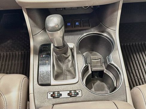 Used 2019 Toyota Highlander Limited w/ Carpet Mat Package (TMS) AWD/4WD image 15
