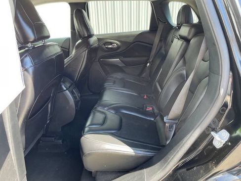 Used 2021 Jeep Cherokee Latitude Plus AWD/4WD image 17