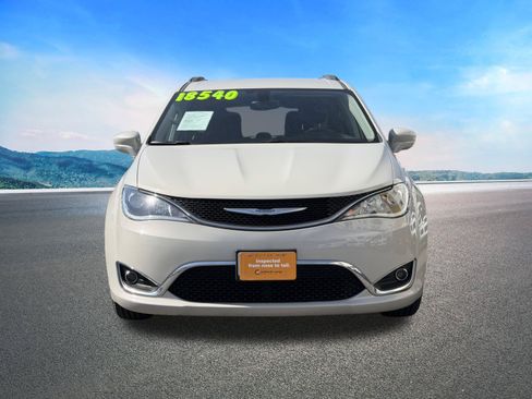 Certified 2017 Chrysler Pacifica Touring-L w/ Tire & Wheel Group FWD image 3