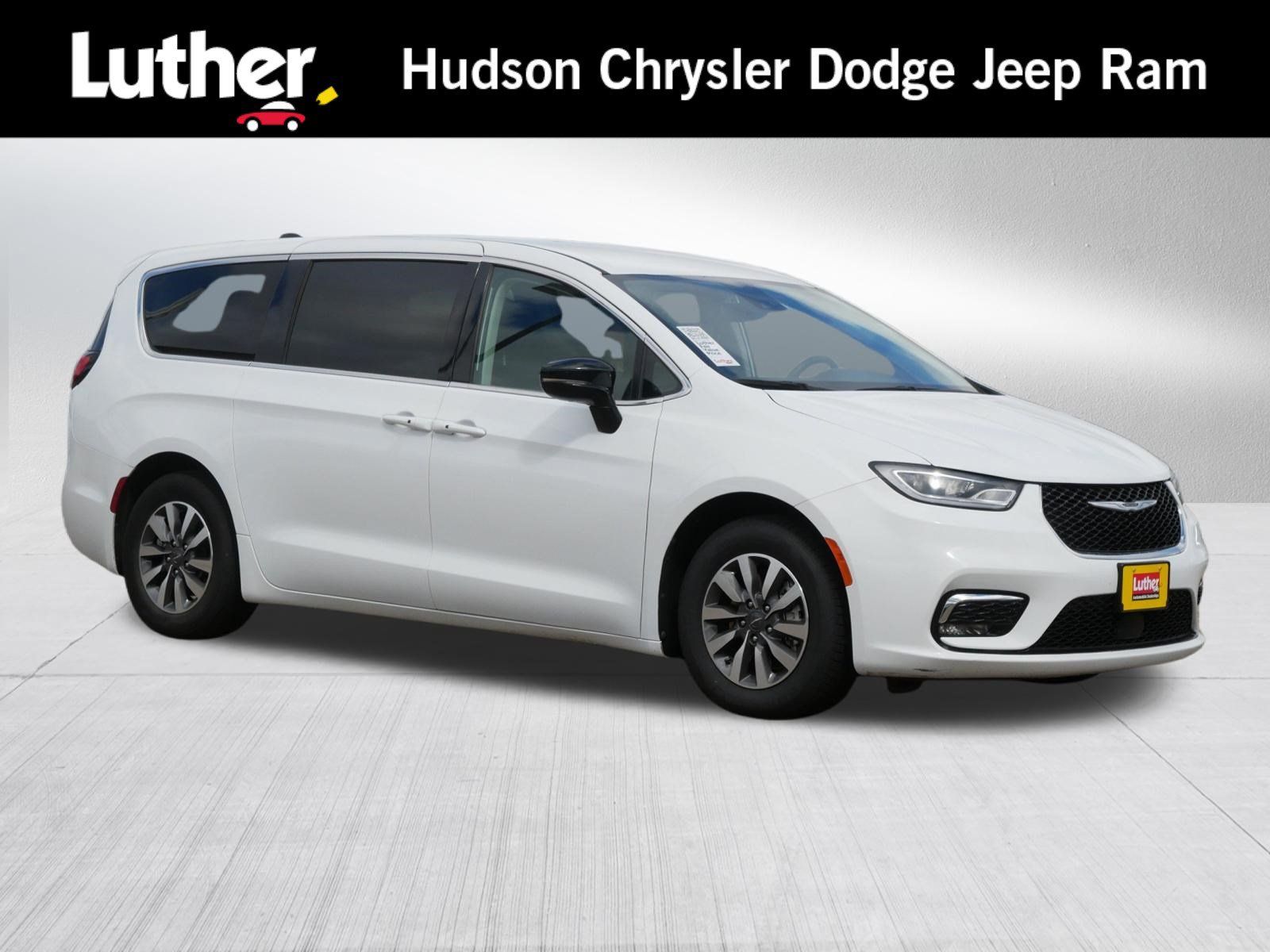 Used 2024 Chrysler Pacifica Limited FWD image 1
