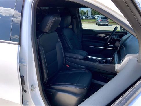 Used 2025 Chevrolet Traverse LT w/ LPO, Floor Liner Package FWD image 9