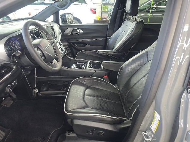 Used 2025 Chrysler Pacifica Limited FWD image 6