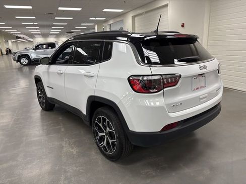 Used 2025 Jeep Compass Limited image 5