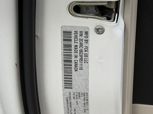 Used 2023 Chrysler Pacifica Touring-L image 25