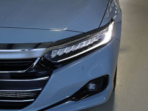 Used 2021 Honda Accord Touring image 2