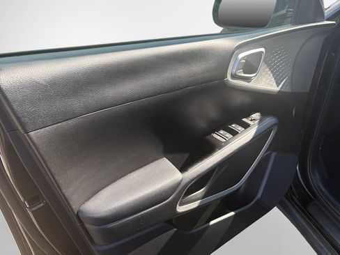 Used 2025 Kia Soul LX w/ LX Technology Package FWD image 14
