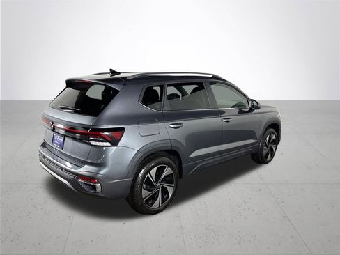 New 2026 Volkswagen Taos SE image 6