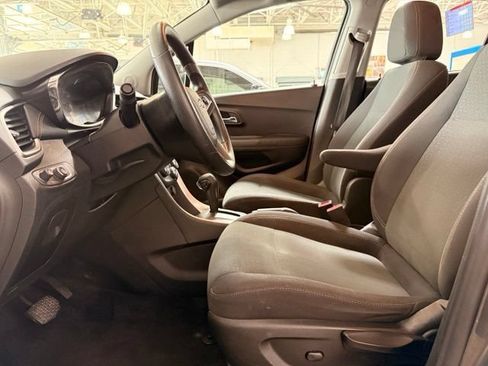 Used 2019 Chevrolet Trax LS FWD image 8