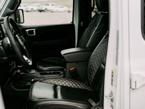 Used 2021 Jeep Gladiator Overland image 19