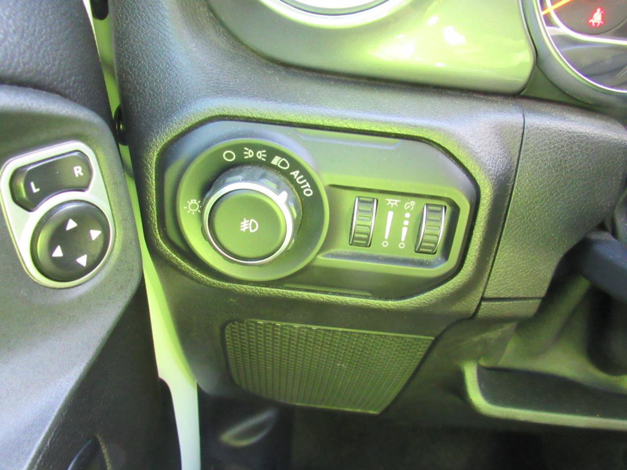 Used 2019 Jeep Wrangler Unlimited Sahara w/ Uconnect 4C Nav & Sound Group AWD/4WD image 17