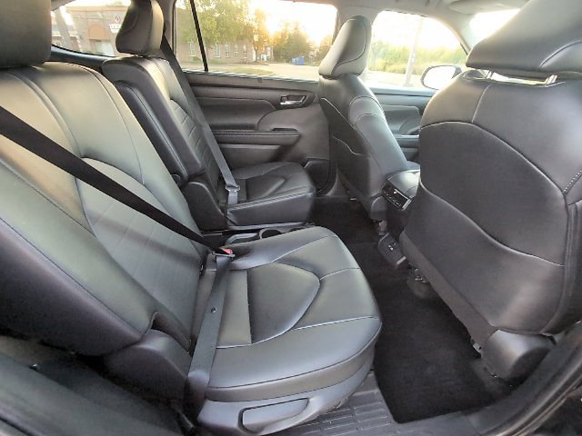 Used 2025 Toyota Highlander XLE FWD image 5