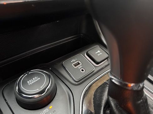 Used 2020 Jeep Cherokee Limited image 20