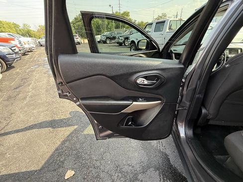 Used 2018 Jeep Cherokee Latitude w/ Altitude Package image 19