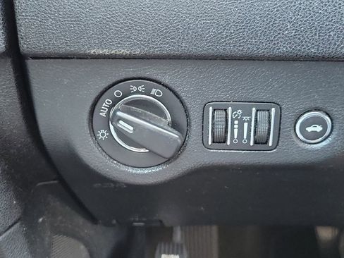 Used 2016 Chrysler 300 Limited image 28