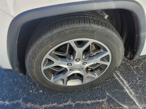 Used 2022 Jeep Grand Cherokee Limited image 7